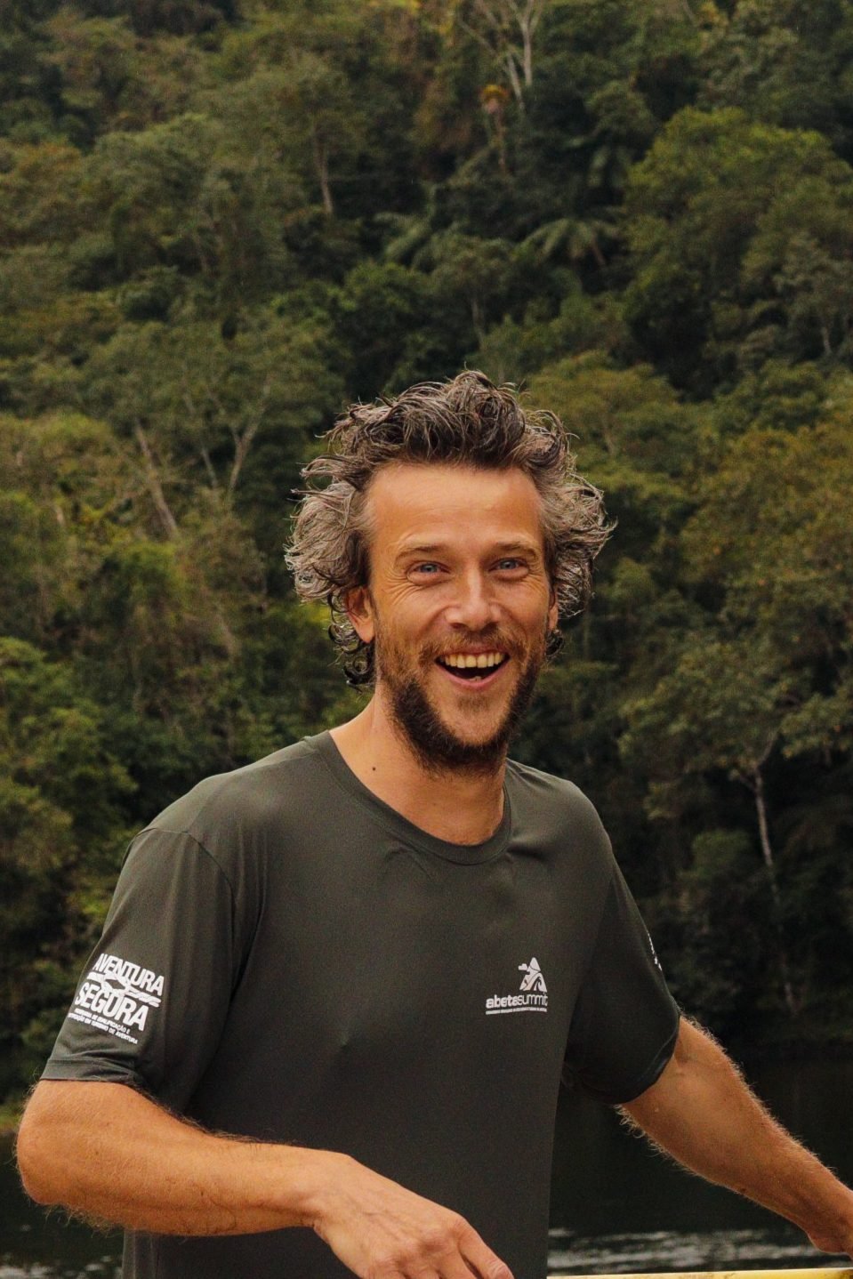 Paul, guide et fondateur d’ECOA, souriant dans la forêt